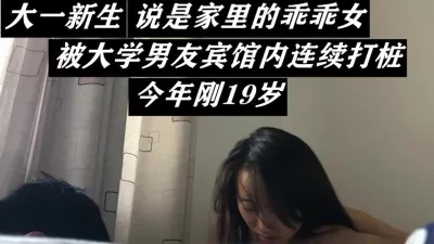 高冷男憋着很大一泡尿打篮球