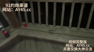 公园外亭子里一边喂骚B一边喂蚊子